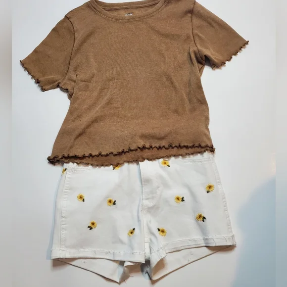 Hollister girls white shorts 23" waist Flower embroidery with tan t-shirt. - Picture 2 of 11